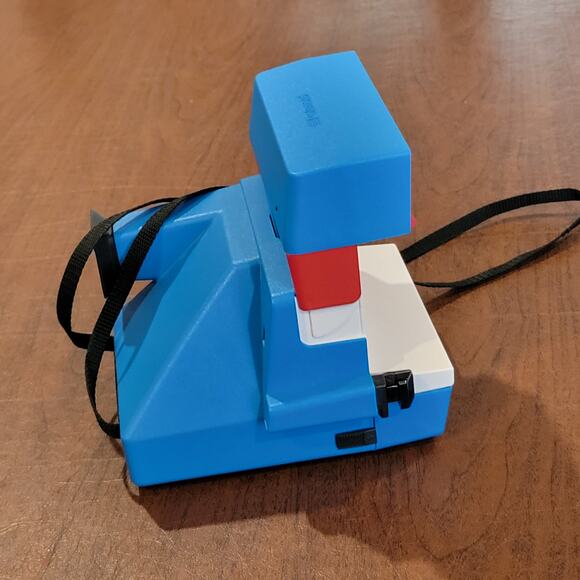 Hello Kitty Polaroid 600 Blue Refurbished by Retrospekt Limited Edition - Picture 2 of 11